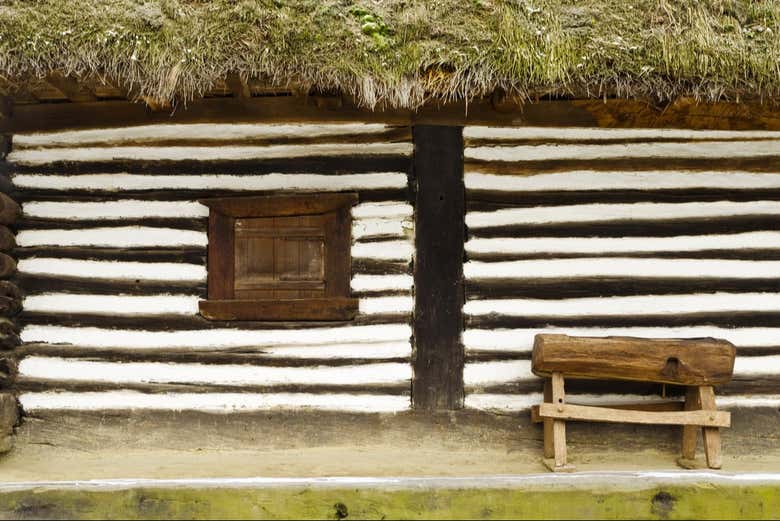 El lateral de una casa del Museo del Pueblo