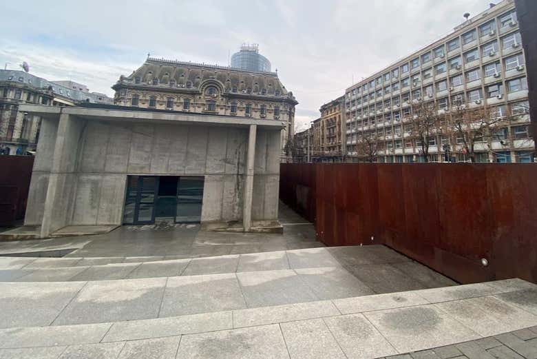 Frente al edificio en el Memorial del Holocausto