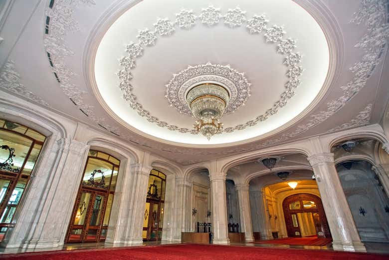Salones en el interior del Parlamento de Bucarest