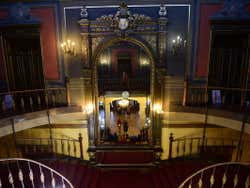 Escalera principal del Palacio Sutu