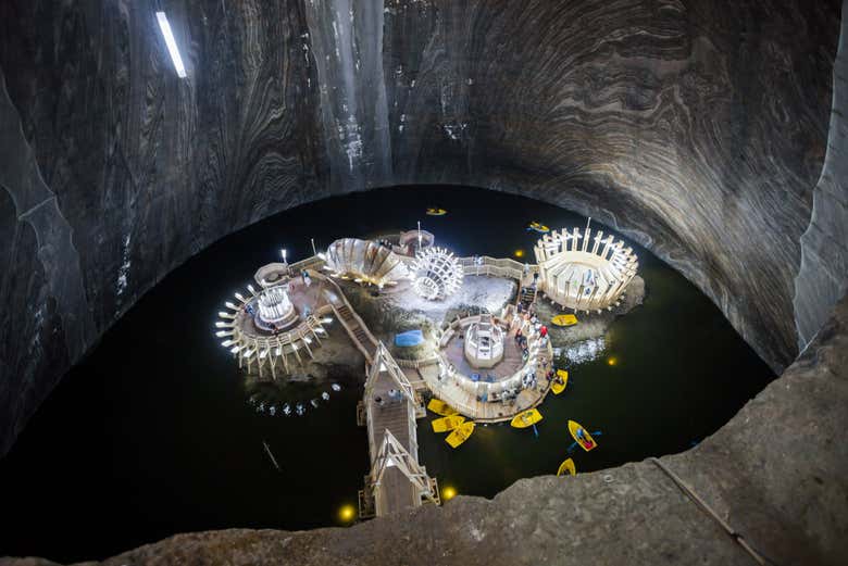 Lago en el interior de las minas de sal