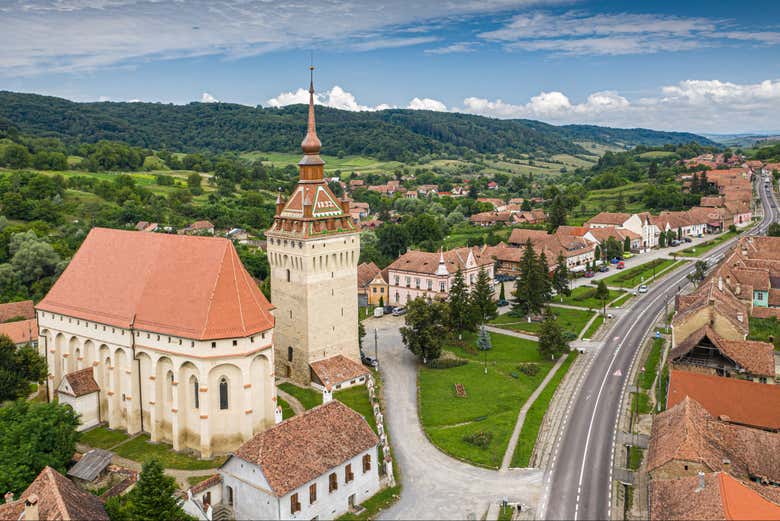 La iglesia de Saschiz junto a una carretera