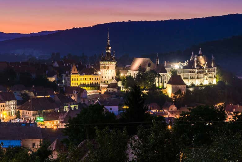 Vista panorámica de Sighisoara de noche
