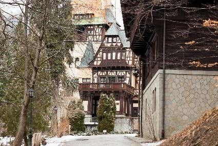 Una calle con la vista al castillo de Pelisor al fondo