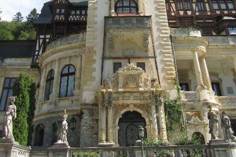 Detalles de la fachada del castillo de Pelisor