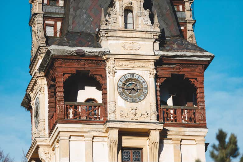 Reloj en la torre del Castillo de Peles 