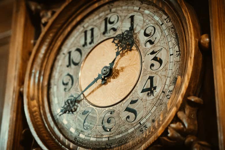 Reloj de péndulo antiguo en primer plano