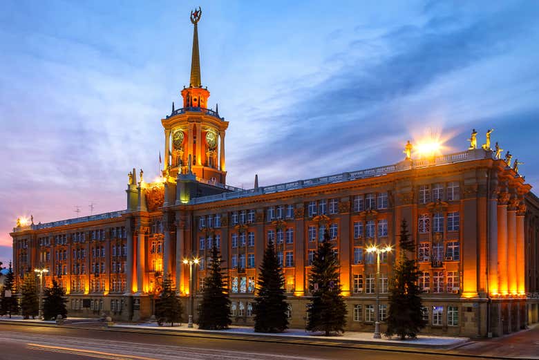 Ayuntamiento de Ekaterimburgo iluminado