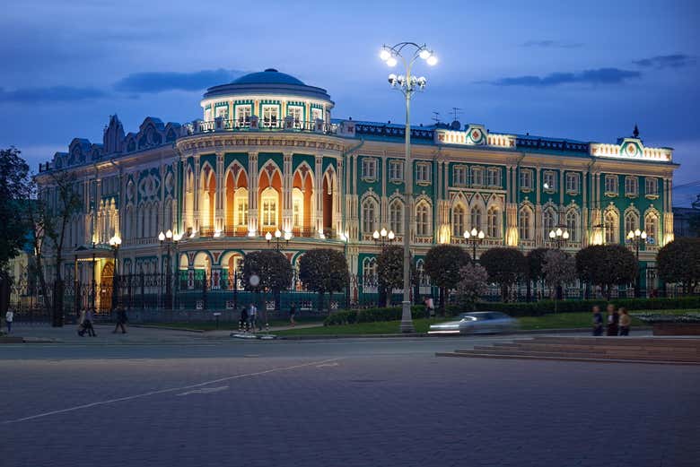 Casa Sebastyanov al caer la noche