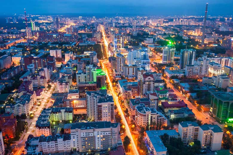 Panorámica de Ekaterimburgo iluminada