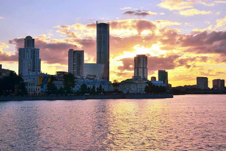 Puesta de sol sobre el río Iset