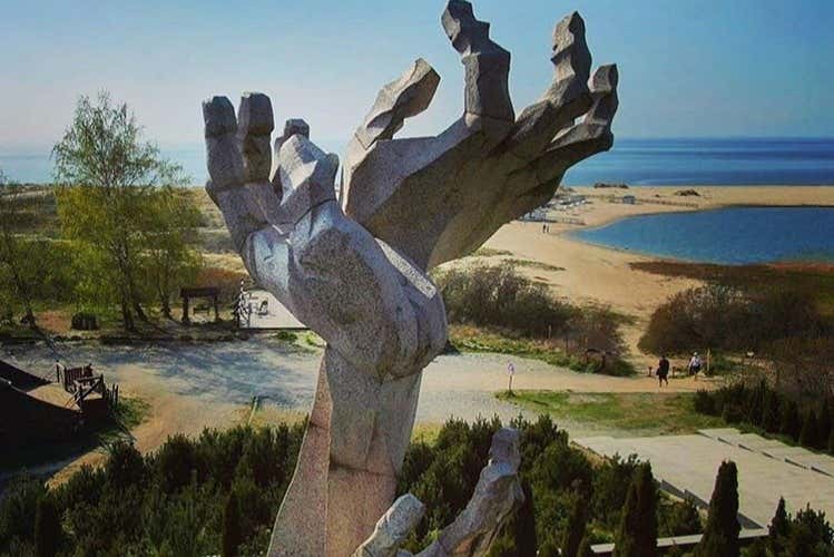 Monumento a las víctimas de la masacre de Palmnicken