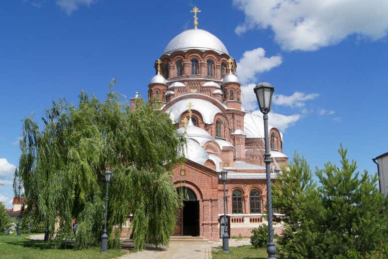 Frente a la catedral de la Madre de Dios 