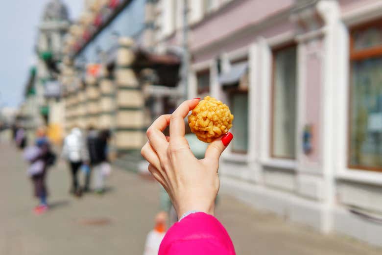 Comiendo chak chak en las calles de Kazán