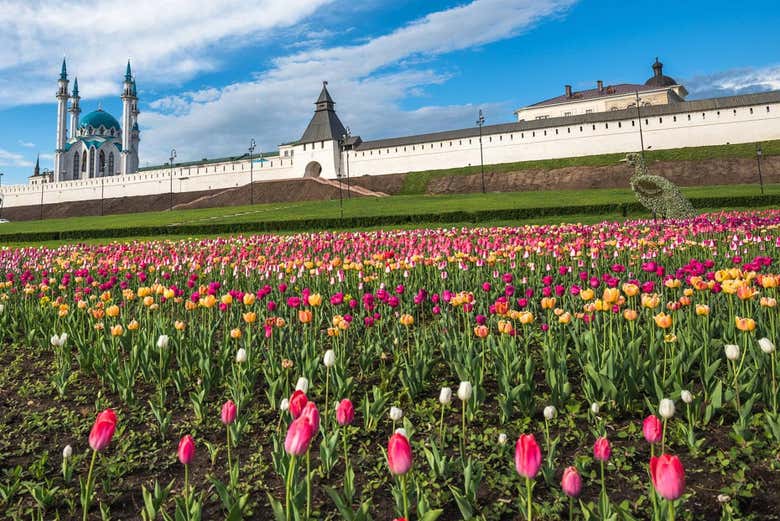 Jardines junto a las murallas del Kremlin de Kazán