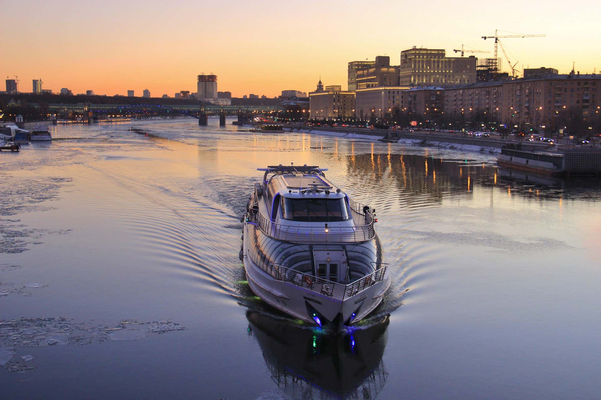 круиз с ужином или обедом на яхте radisson от причала «гостиница «украина»
