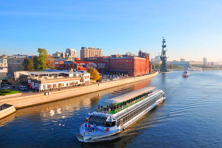 Paseando en barco por el río Moscova