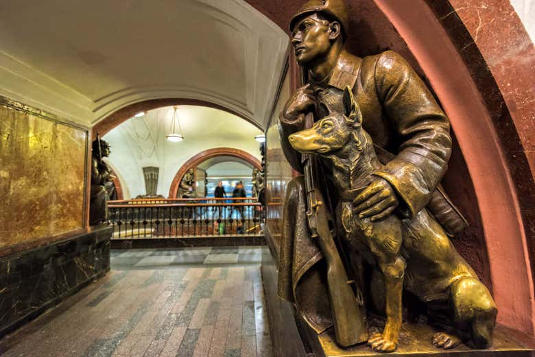 Escultura del cazador del metro de Moscú