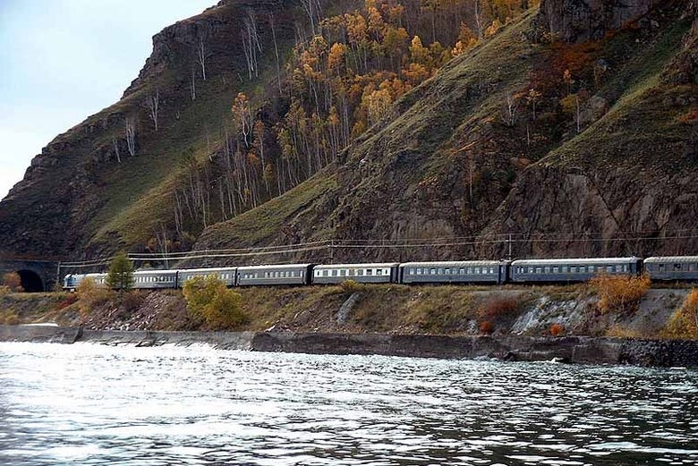 Train transsibérien sur le lac Baikal
