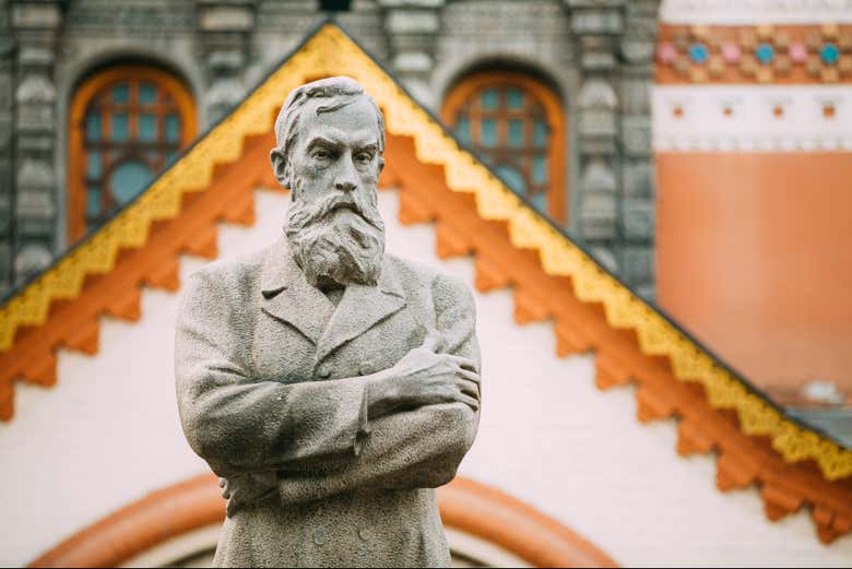 Monumento de granito a Tretyakov frente a la galería