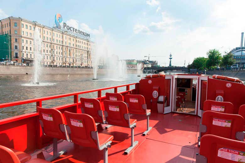Admire the city from the river