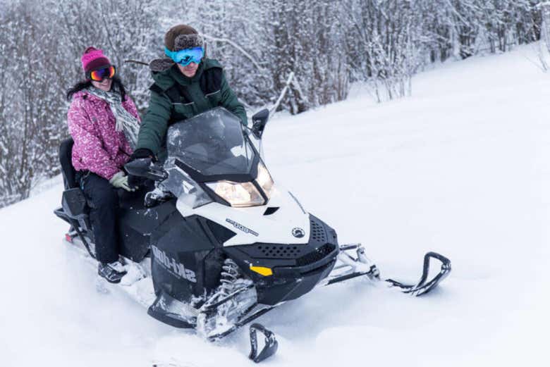 Disfrutando del paseo en moto de nieve