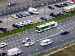 Ônibus entrando na cidade