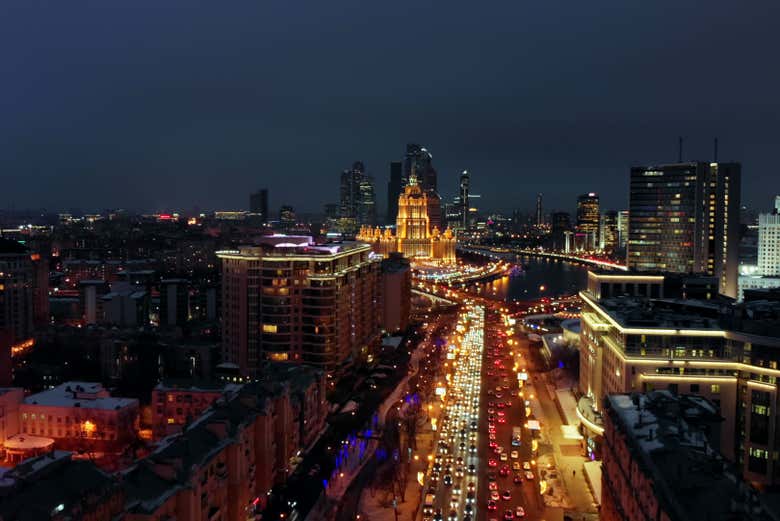 Vistas aéreas de la iluminada Avenida Arbat