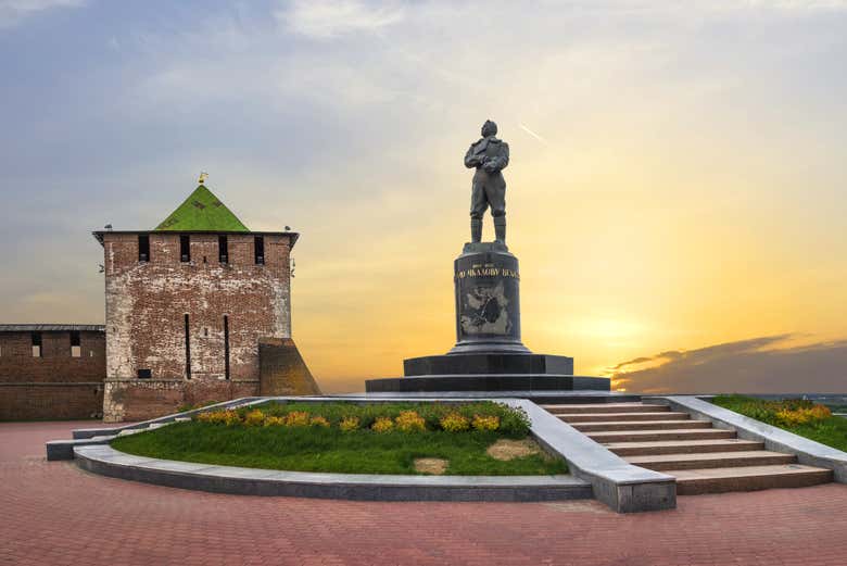 Frente al monumento a Valery Chkálov