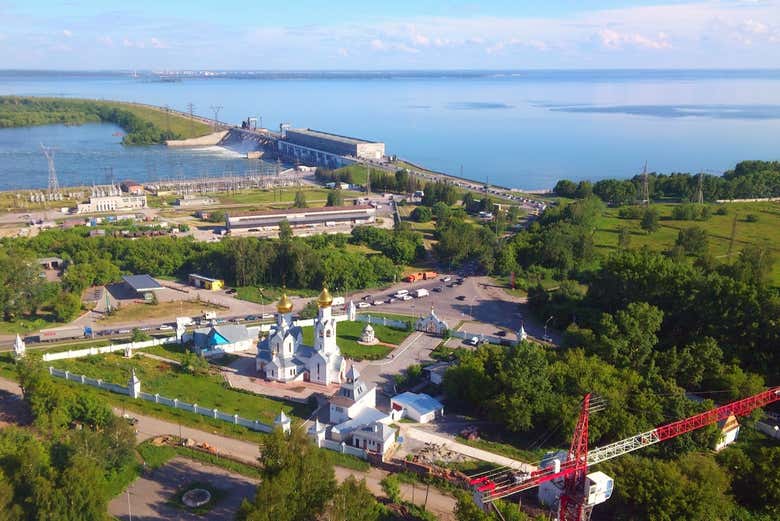 Iglesia de San Miguel Arcángel y la central hidroeléctrica