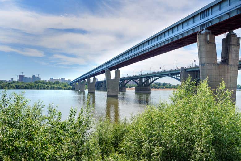 Puente sobre el río Obi