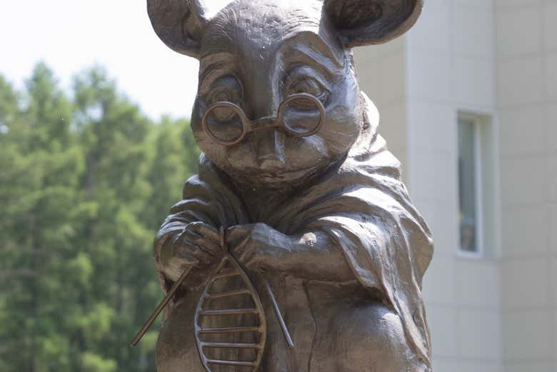 Monumento al ratón de laboratorio, en el Instituto de Genética
