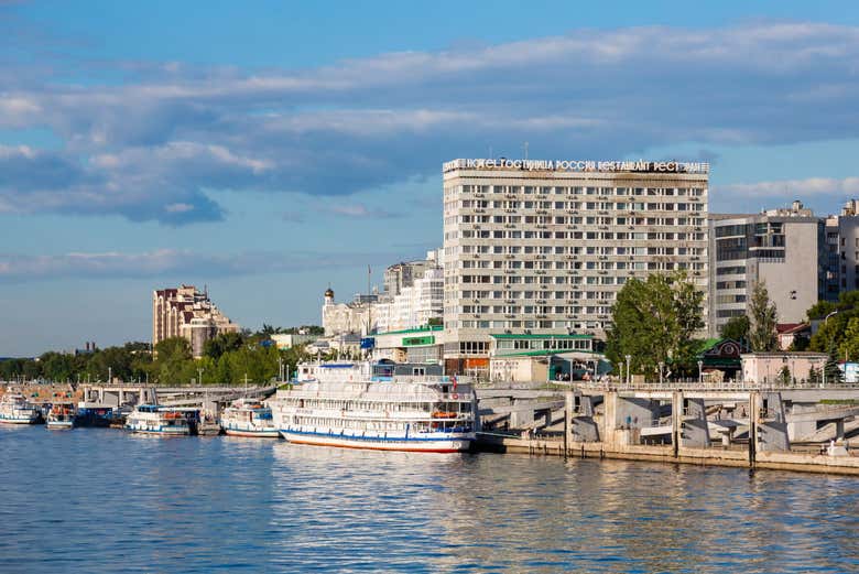 En el malecón del río Volga