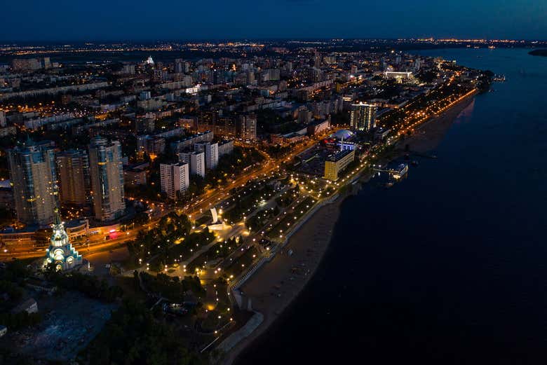 Samara a orillas del Volga por la noche