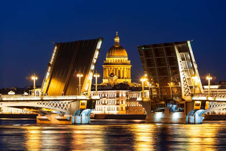 Abertura das pontes sobre o rio Neva