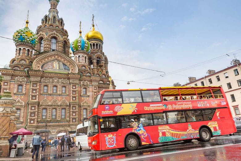 Desfrutando do ônibus turístico de São Petersburgo