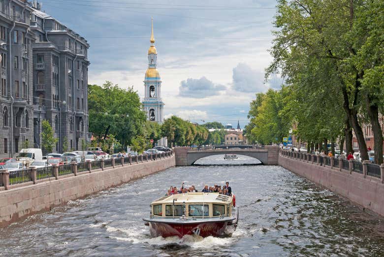 Durante el paseo en barco por San Petersburgo