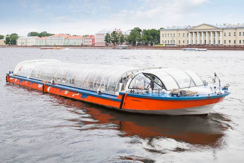 Barco turístico de São Petersburgo