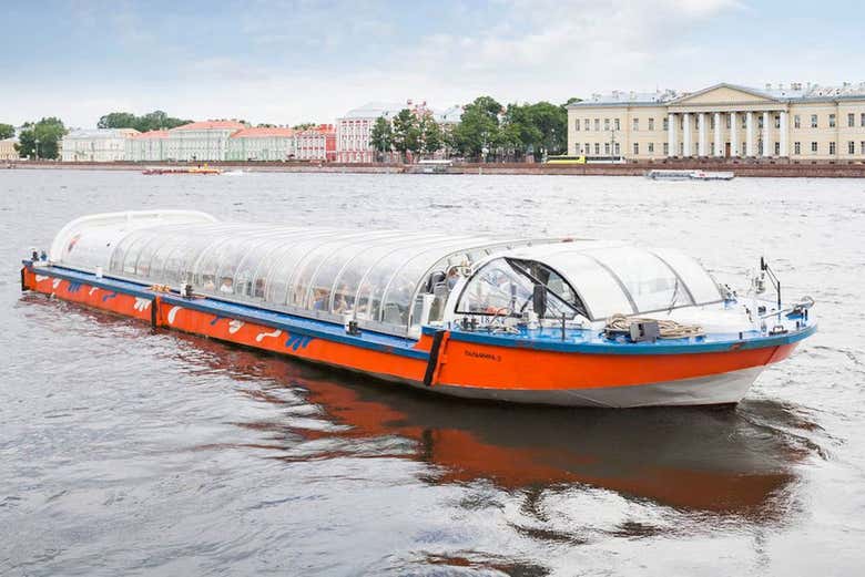 Barco turístico de São Petersburgo