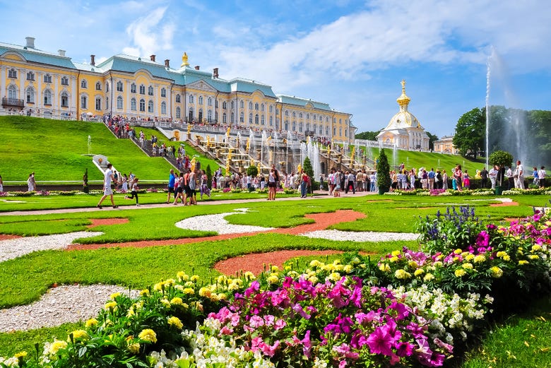 The stunning gardens of the Peterhof Palace