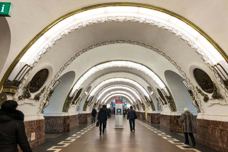 Pasillos de acceso a los andenes del metro