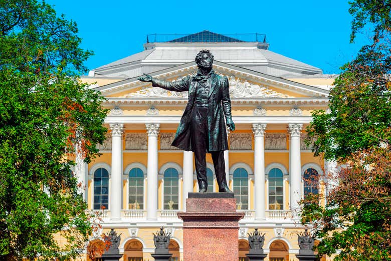 Escultura do poeta Pushkin na Praça das Artes