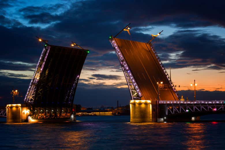 Uno de los puentes de San Petersburgo elevándose por la noche