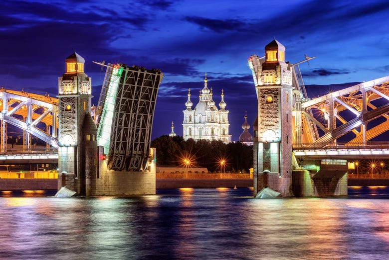 As pontes de São Petersburgo se levantam apenas à noite
