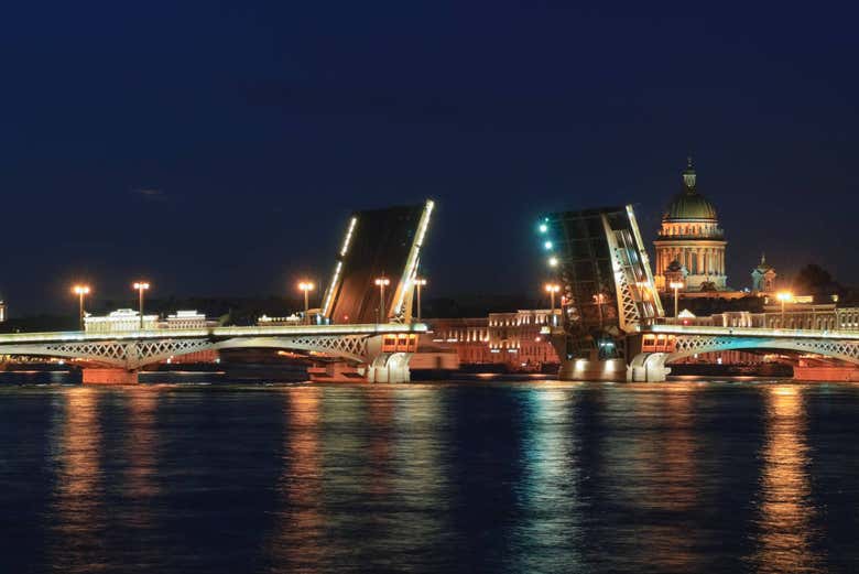 Sobre el río Neva se alzan majestuosos varios puentes levadizos