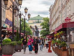 Calle con restaurantes