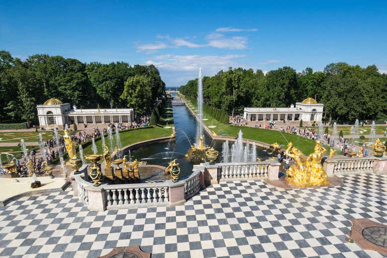 Viste da un balcone della Reggia di Peterhof