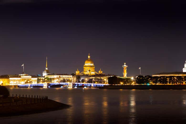Vistas del centro de San Petersburgo por la noche