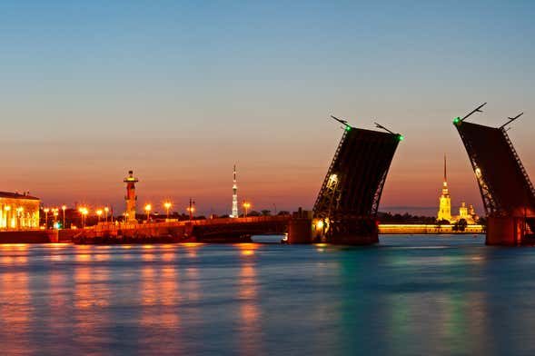 Cruzeiro noturno pelas pontes levadiças do rio Neva