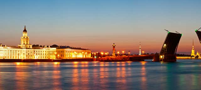 Crucero nocturno por los puentes levadizos del río Neva